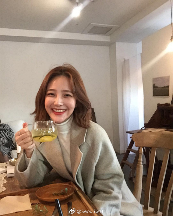 阳光美女自拍_自信的女生都爱笑所以她们运气好
