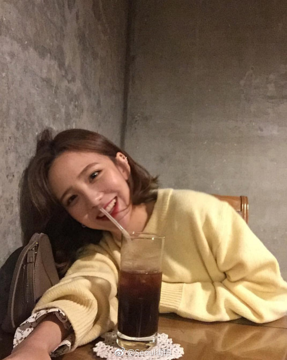 阳光美女自拍_自信的女生都爱笑所以她们运气好