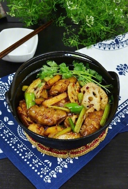 干锅鸡翅的做法荤素搭配一锅出