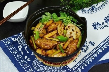 干锅鸡翅的做法荤素搭配一锅出