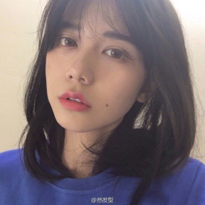 网络美女嘟嘴卖萌自拍照