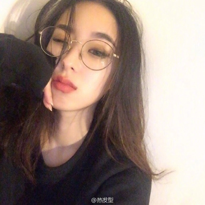 网络美女嘟嘴卖萌自拍照