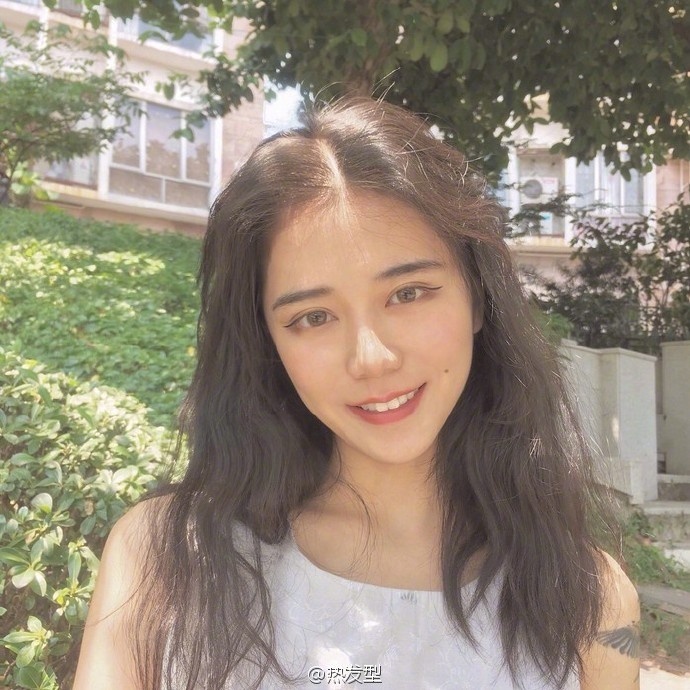 网络美女嘟嘴卖萌自拍照