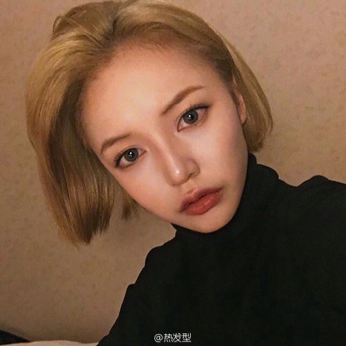 网络美女嘟嘴卖萌自拍照