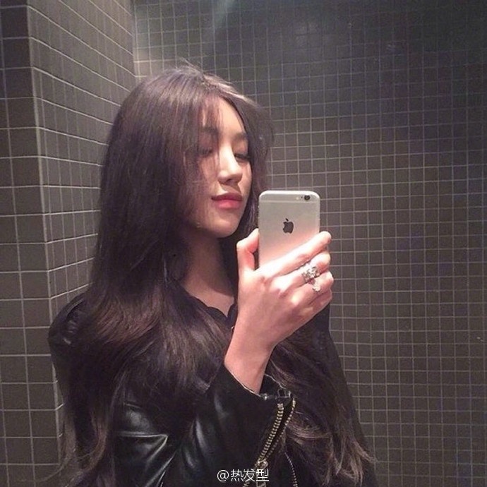 网络美女嘟嘴卖萌自拍照