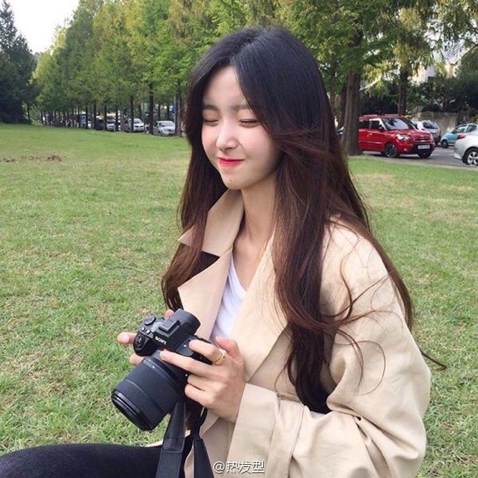 网络美女嘟嘴卖萌自拍照