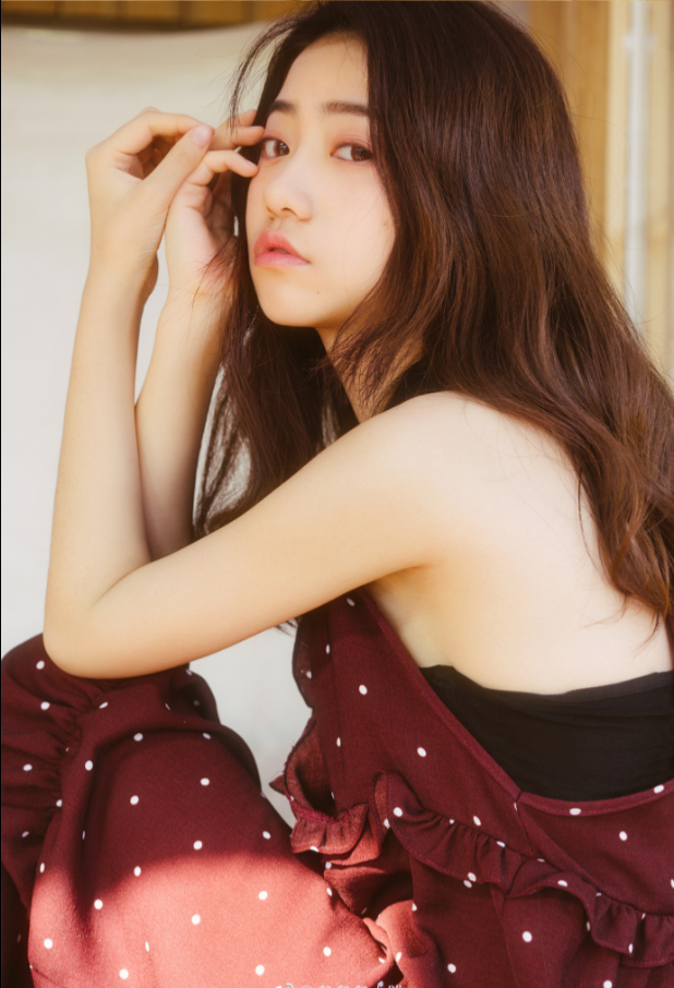 清纯美女酒红色连衣裙唯美写真