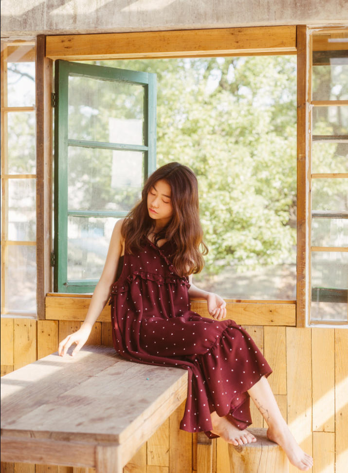 清纯美女酒红色连衣裙唯美写真