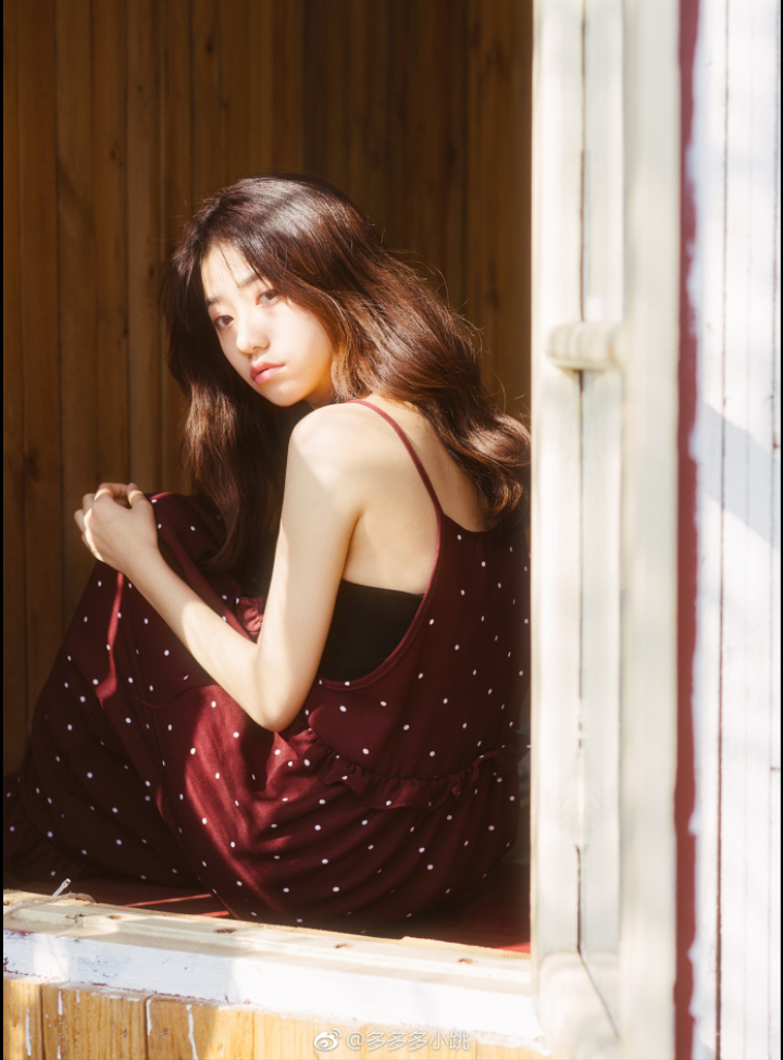 清纯美女酒红色连衣裙唯美写真