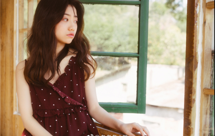 清纯美女酒红色连衣裙唯美写真