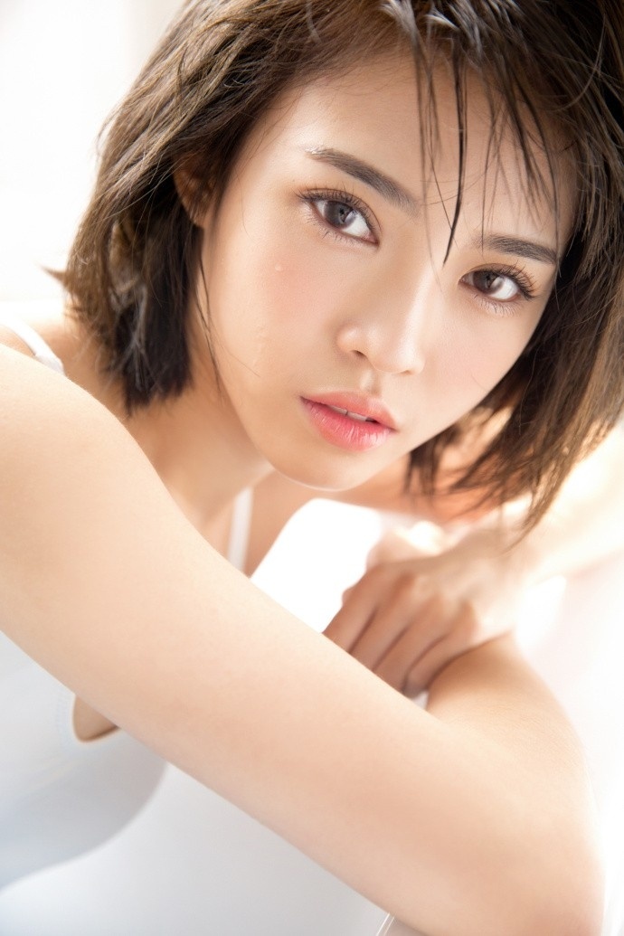 清纯美女白肌诱人纯净美眉白色吊带图片