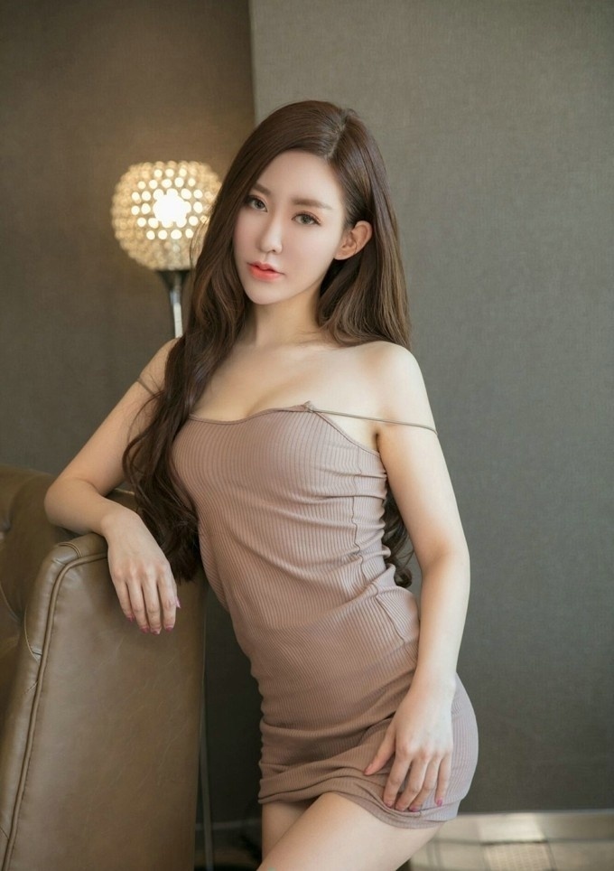 性感美女贴身吊带妩媚少妇香肩诱人图片