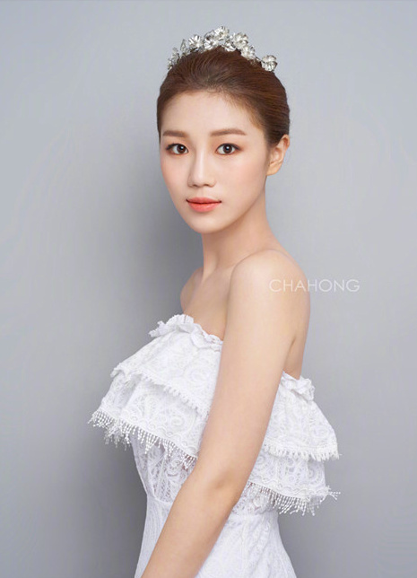 18年新款新娘发型婚纱搭配参考