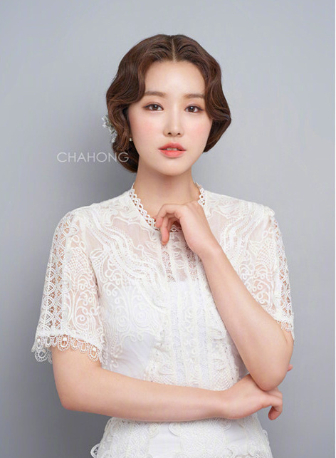 18年新款新娘发型婚纱搭配参考