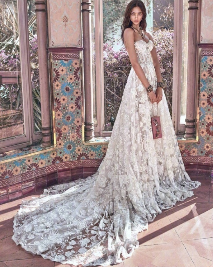 每个女孩的梦想穿上美到窒息的婚纱图片