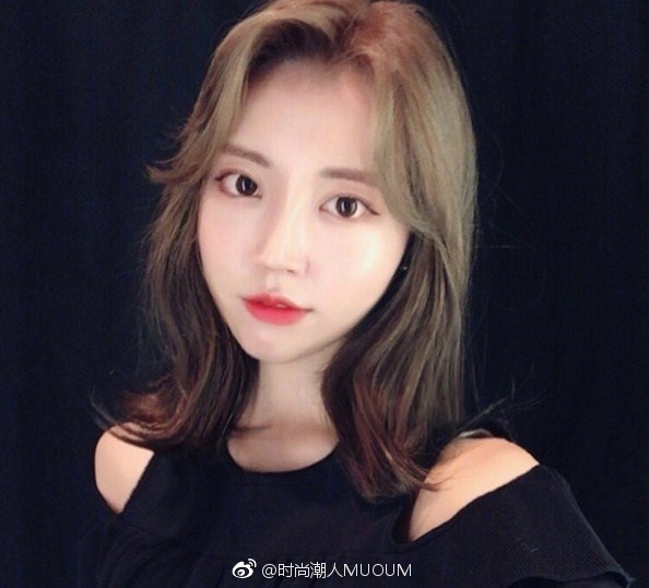 半熟气质hair style齐肩卷发美女自拍照