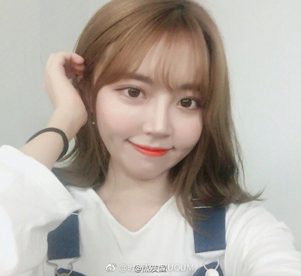 半熟气质hair style齐肩卷发美女自拍照