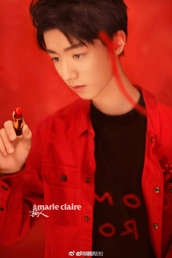 小鲜肉王俊凯新年红身穿Dolce & Gabbana西装登上《