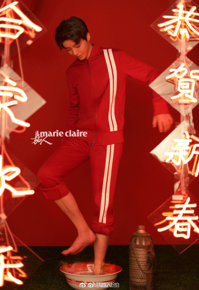 小鲜肉王俊凯新年红身穿Dolce & Gabbana西装登上《