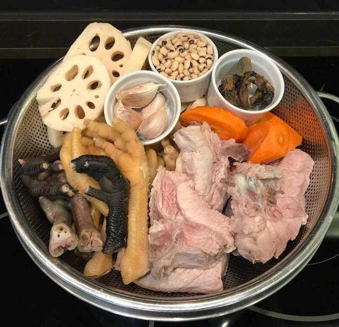 热乎乎的煲汤食材图片