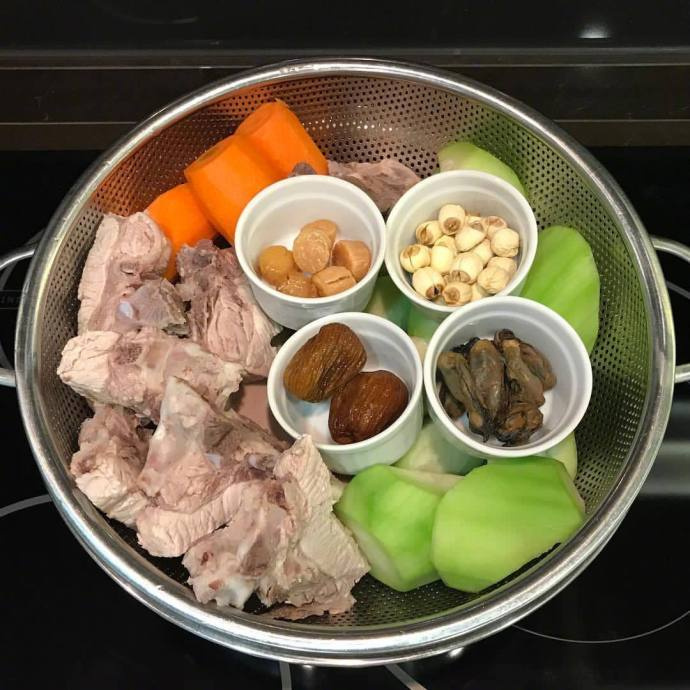 热乎乎的煲汤食材图片