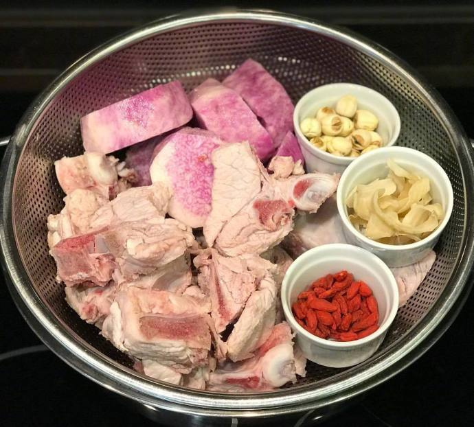 热乎乎的煲汤食材图片