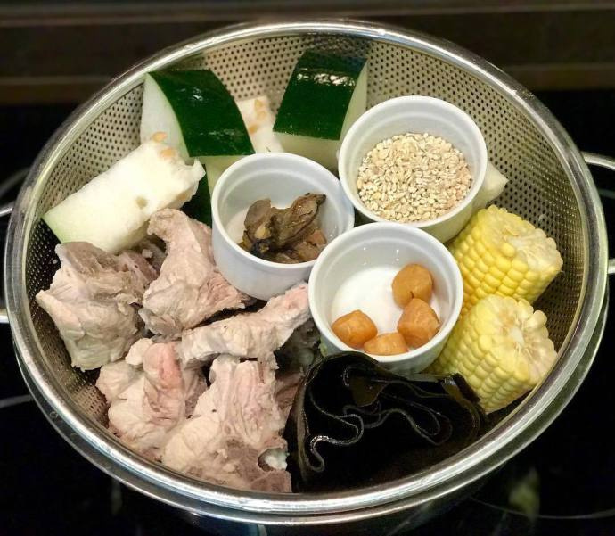 热乎乎的煲汤食材图片