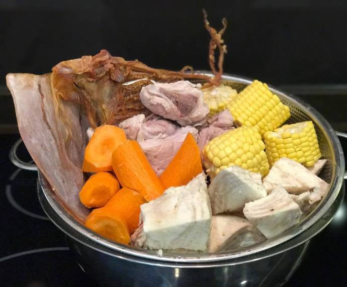 热乎乎的煲汤食材图片