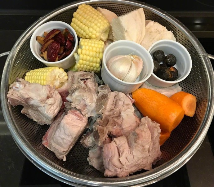 热乎乎的煲汤食材图片