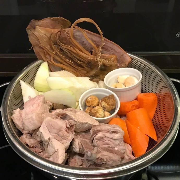热乎乎的煲汤食材图片