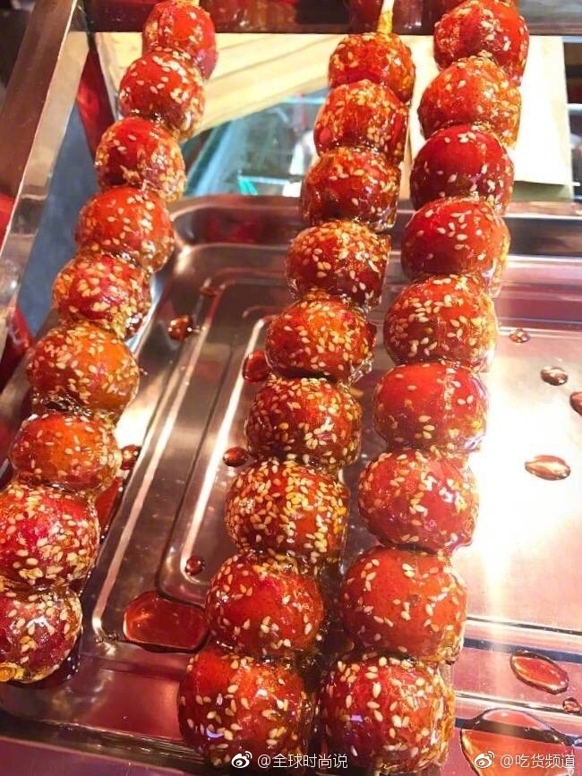 冬天里有一种小吃叫冰糖葫芦图片