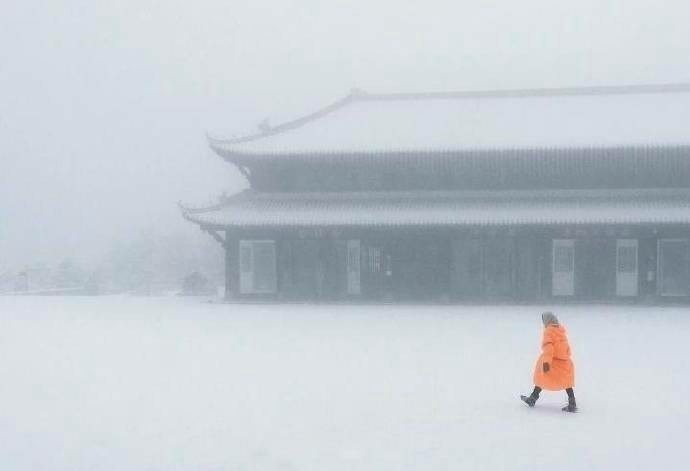 峨眉山风景图片_峨眉山雪中人独行,总是宁静中多
