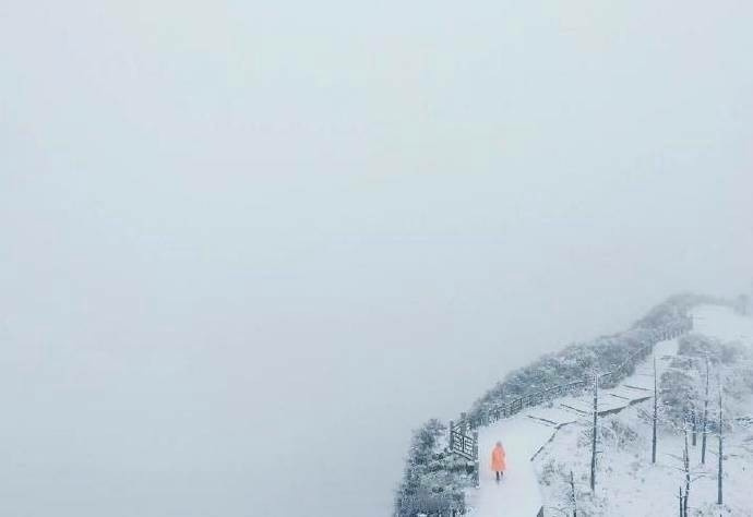 峨眉山风景图片_峨眉山雪中人独行,总是宁静中多
