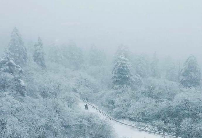峨眉山风景图片_峨眉山雪中人独行,总是宁静中多