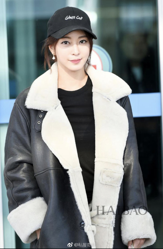 韩国美女明星韩艺瑟仁川机场私服街拍出境
