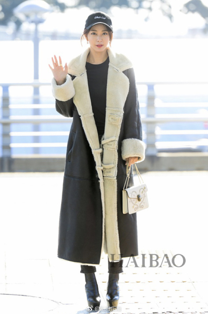 韩国美女明星韩艺瑟仁川机场私服街拍出境