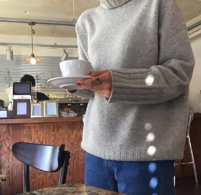 冬日素色针织毛衣简单穿衣搭配