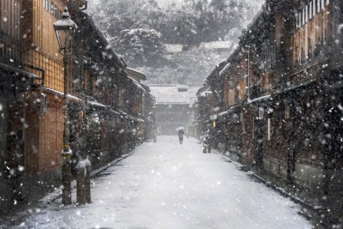 摄影师naagaoshi拍摄的一组日本冬季的雪景有点浪