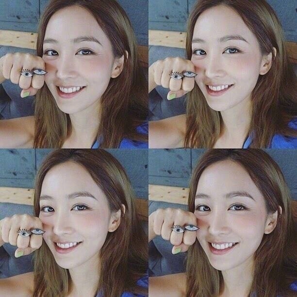 美女自拍姿势_女生四宫格拍照法get