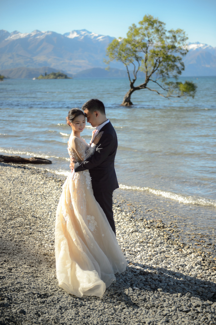 幸福的一对浪漫的结婚婚纱照