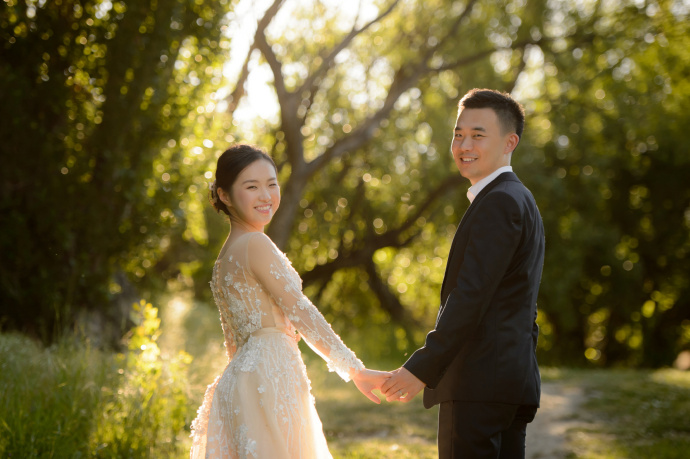 幸福的一对浪漫的结婚婚纱照