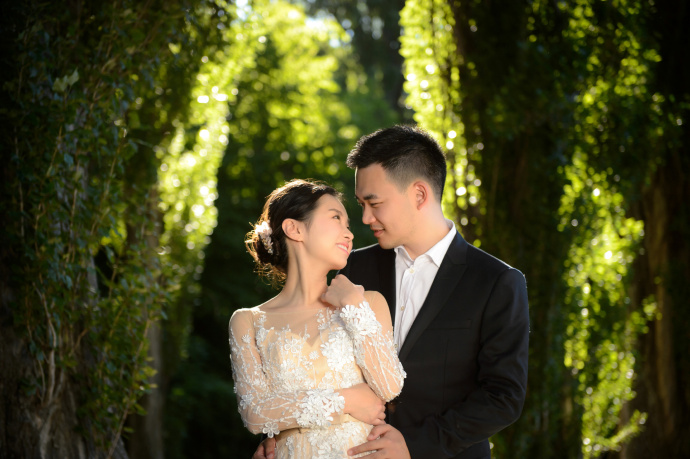 幸福的一对浪漫的结婚婚纱照
