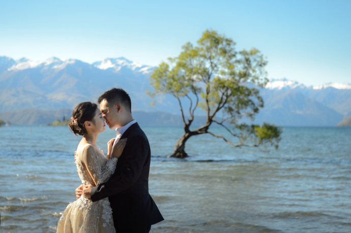 幸福的一对浪漫的结婚婚纱照
