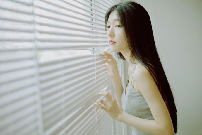 热裤吊带美女居家性感大长腿撩人