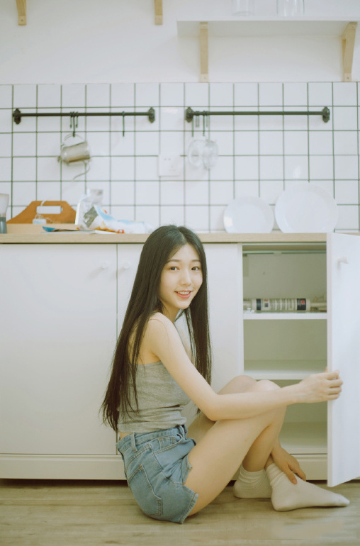 热裤吊带美女居家性感大长腿撩人