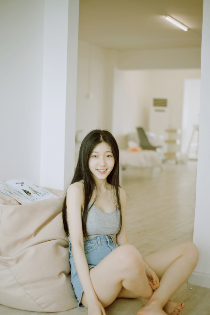 热裤吊带美女居家性感大长腿撩人
