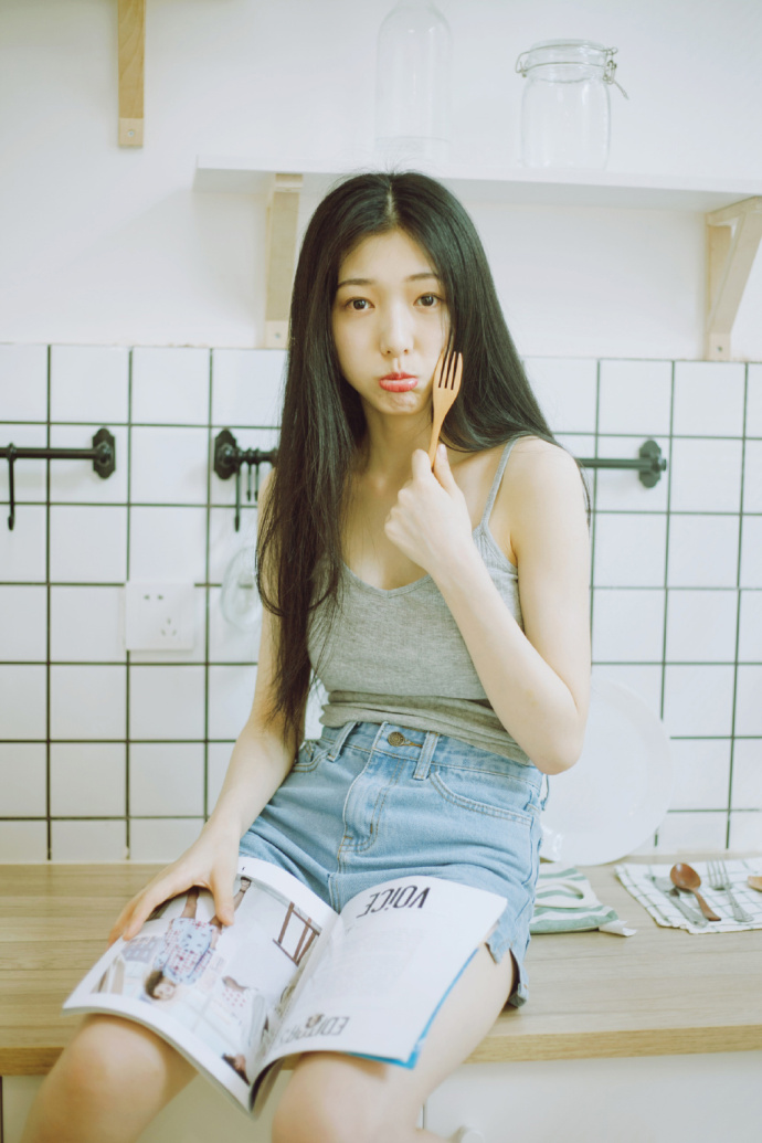 热裤吊带美女居家性感大长腿撩人