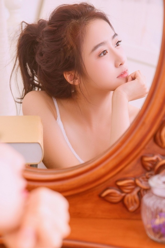 薄薄嘴唇文艺小清新美女纯白色吊带娇艳迷人福