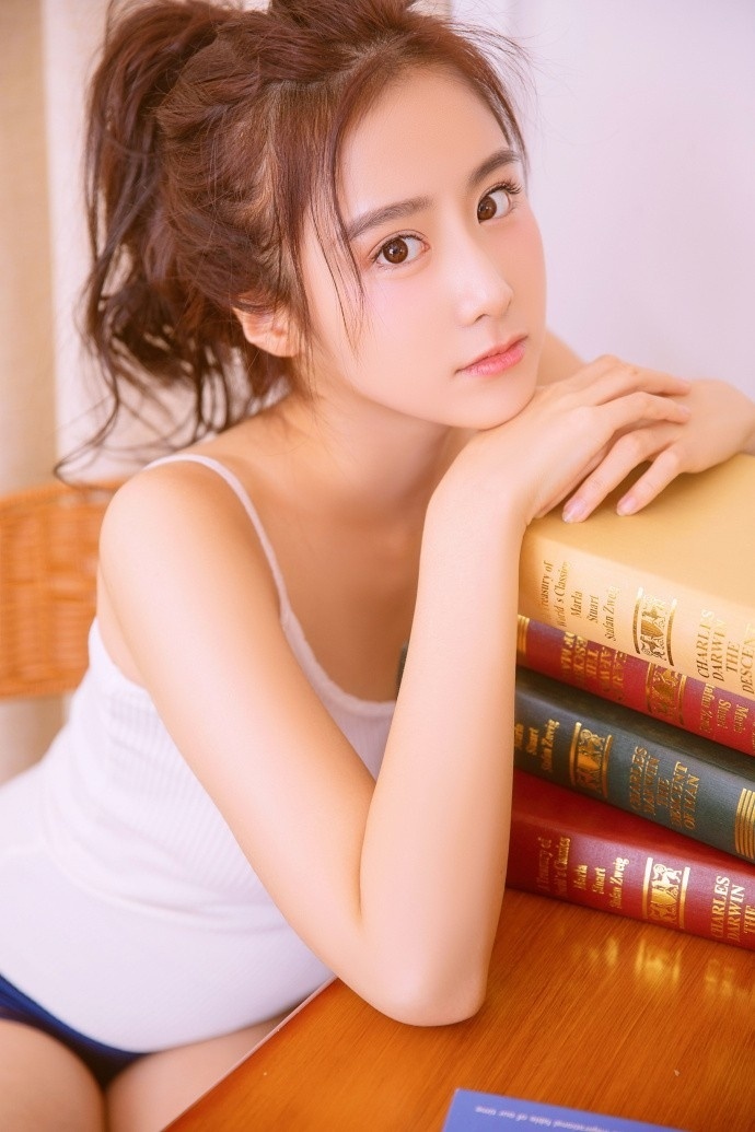薄薄嘴唇文艺小清新美女纯白色吊带娇艳迷人福