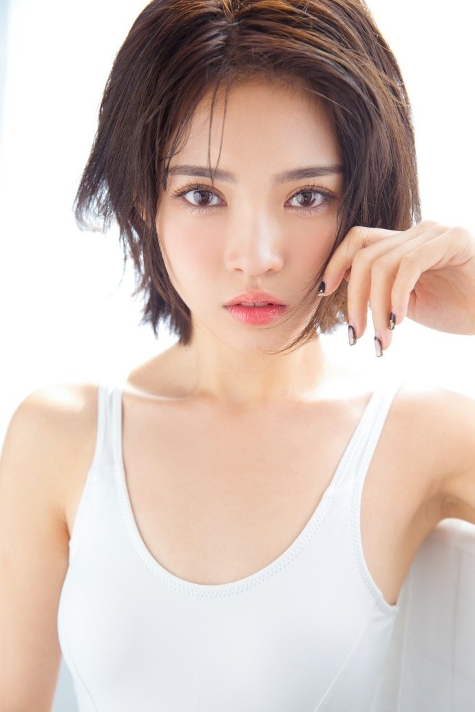 清纯美女白肌诱人纯净美眉白色吊带福利图片